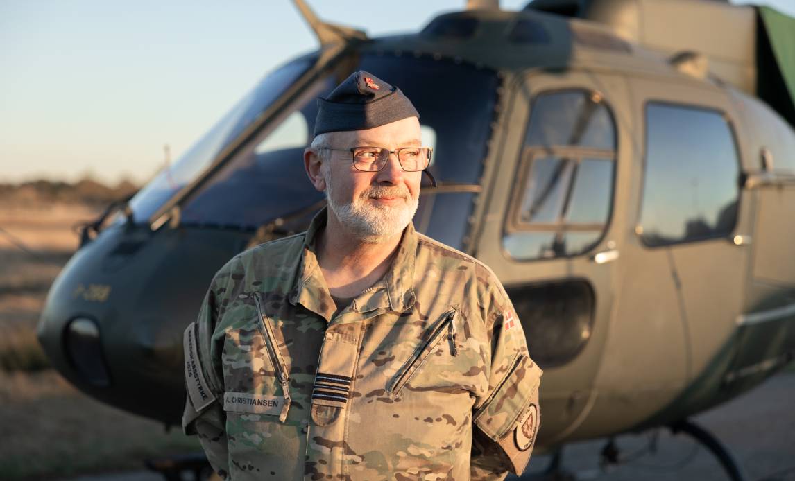 Chef for Hjemmeværnseskadrille 281, André Christiansen, foran Fennec-helikopter